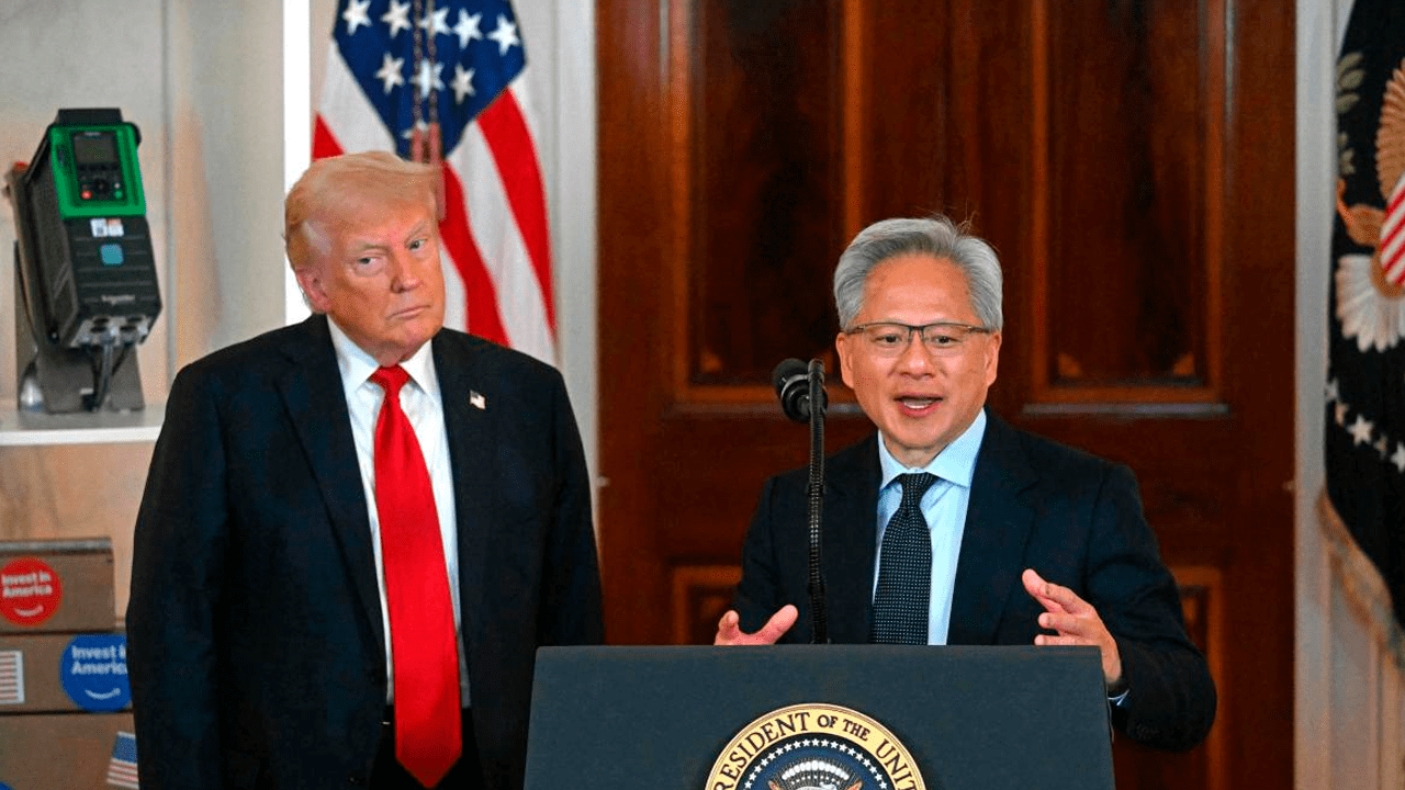 Trump da un golpe impactante: autoriza chips AI para China