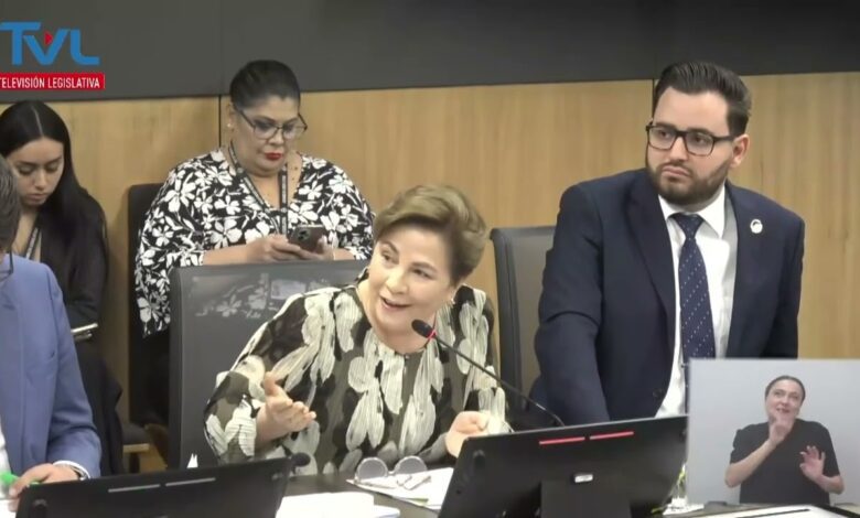 Esquivel denuncia al PLN en la comisión de nombramientos, revelando tensiones legislativas.