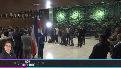 La bancada oficialista denuncia a Edgardo Araya por insultar a Laura Fernández y anuncia acciones legales.